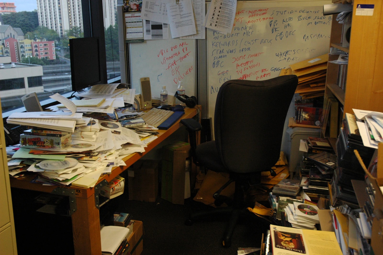 Pile de documents techniques — maintenance et hébergement web pour PME en province de Liège