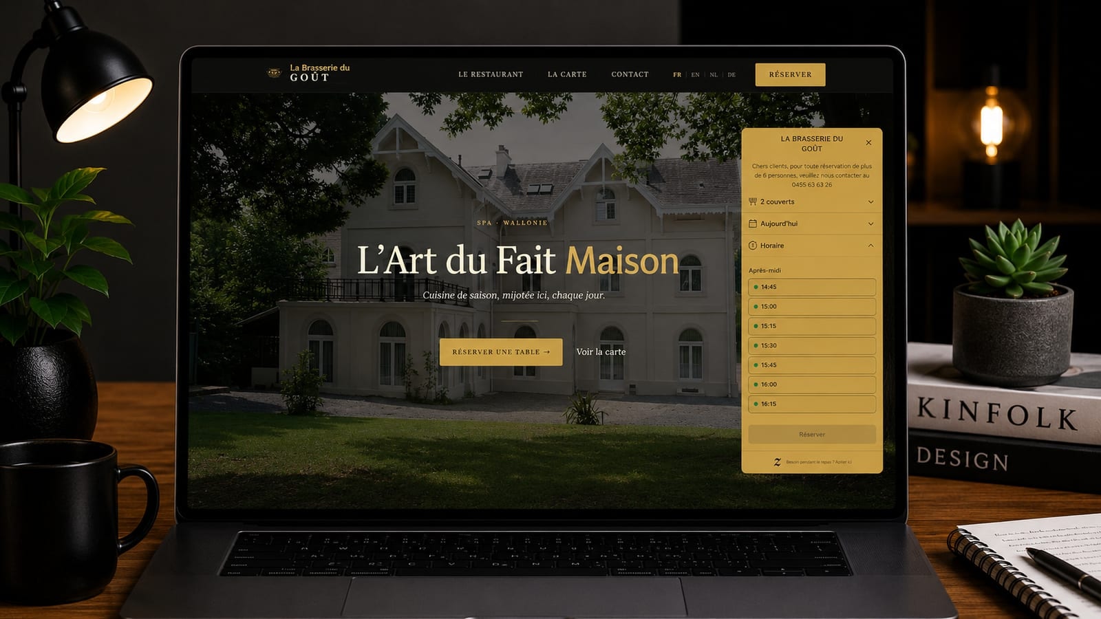 Site de la Brasserie du Goût sur MacBook, accueil « L’Art du Fait Maison » avec le panneau de réservation ouvert