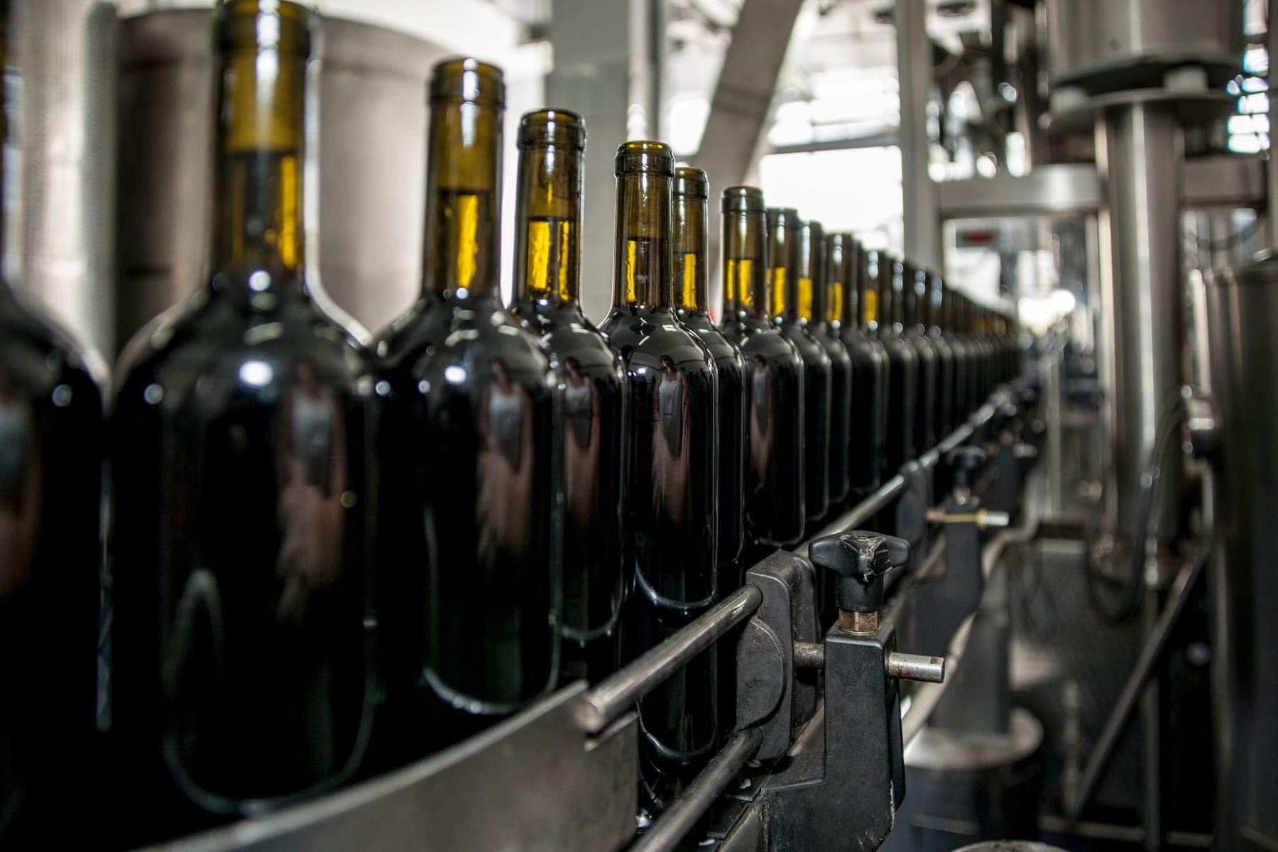 Ligne d’embouteillage en inox : cas-type sectoriel d’application de suivi de production